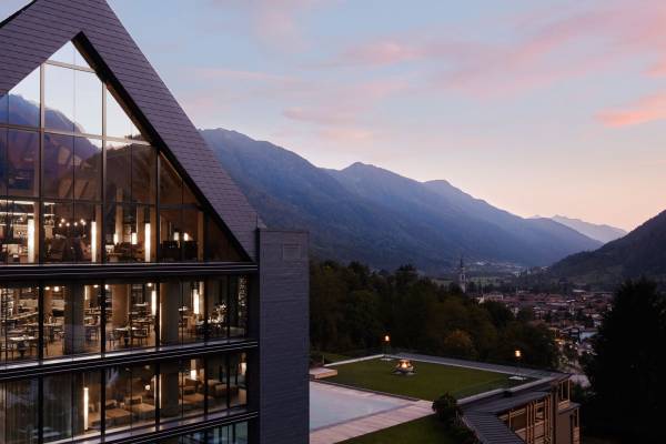 Hotel mit Garten und mit Blick auf die Dolomiten