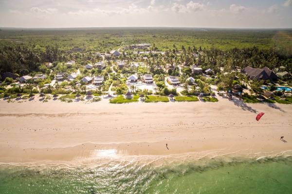 Blick aus der Vogelperspektive auf das direkt am weißen Sandstrand gelegene Gelände der Zanzibar White Sand Luxury Villas in Tansania