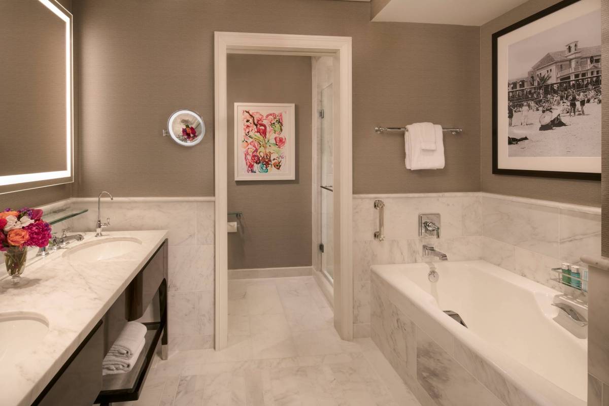 Blick auf die Badewanne und den Waschtisch im Badezimmer der Atlantic Suite im The Breakers