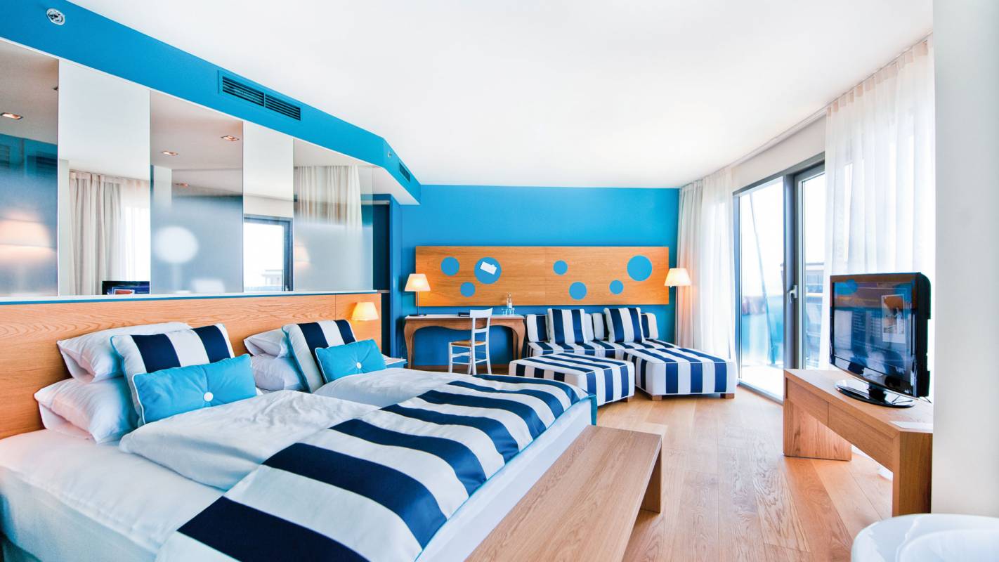 Zimmer mit großem Bett und Blick aufs Meer